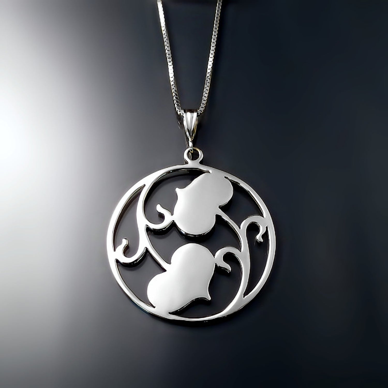 heart leaf medallion pendant necklace yellow gold