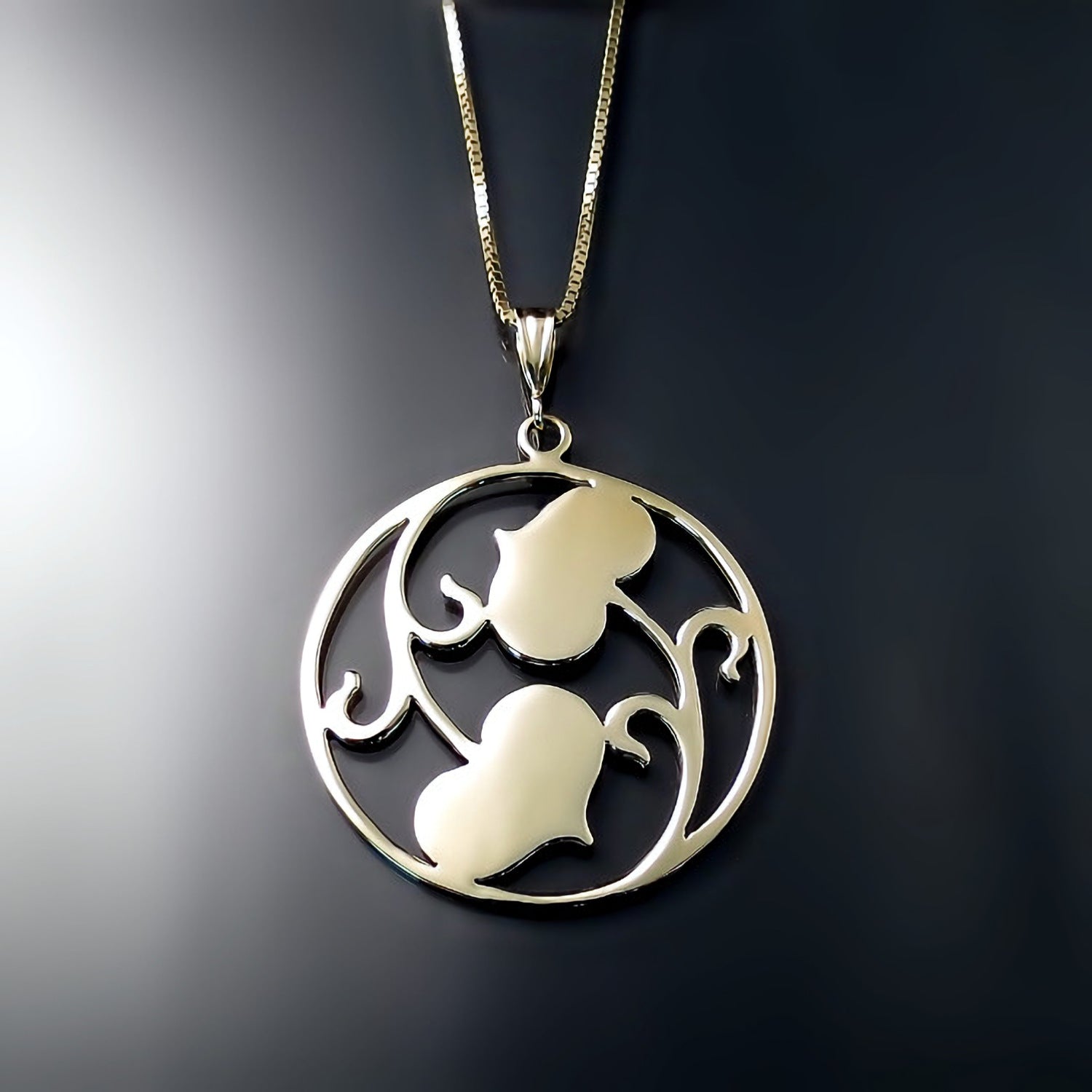 heart leaf medallion pendant necklace yellow gold