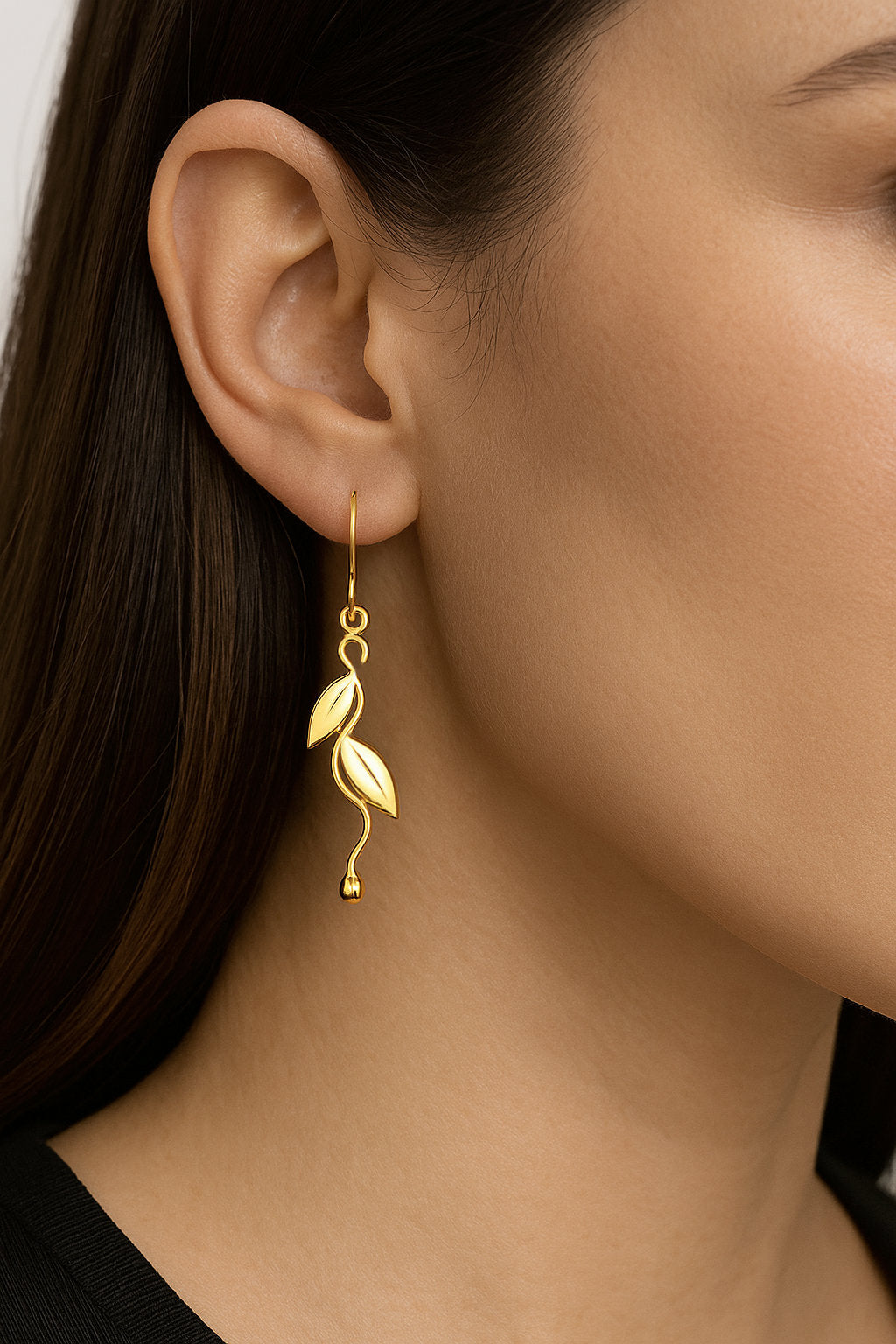 leaf design dangle earrings in 14K yellow gold