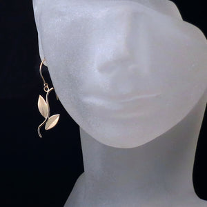 vine leaf design dangle earrings yellow gold
