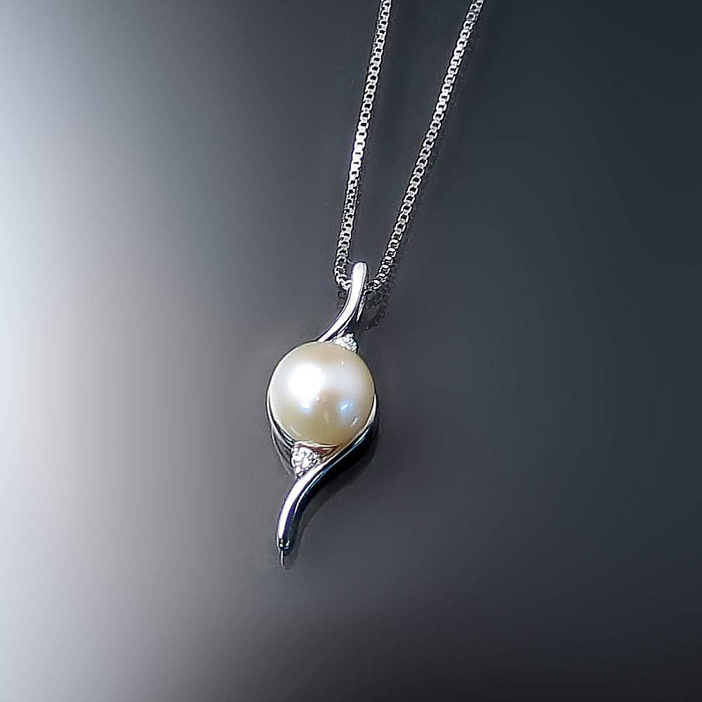 pearl-pendant-necklace-with-diamonds