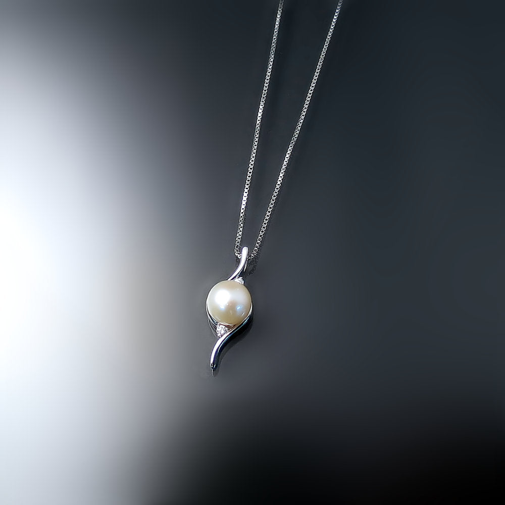 pearl-pendant-necklace-with-diamonds